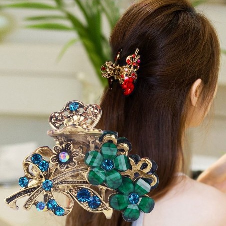 Elegant hair clip with crystal flowersHair clips
