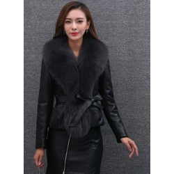 Elegant short leather jacket - with fur collarJackets
