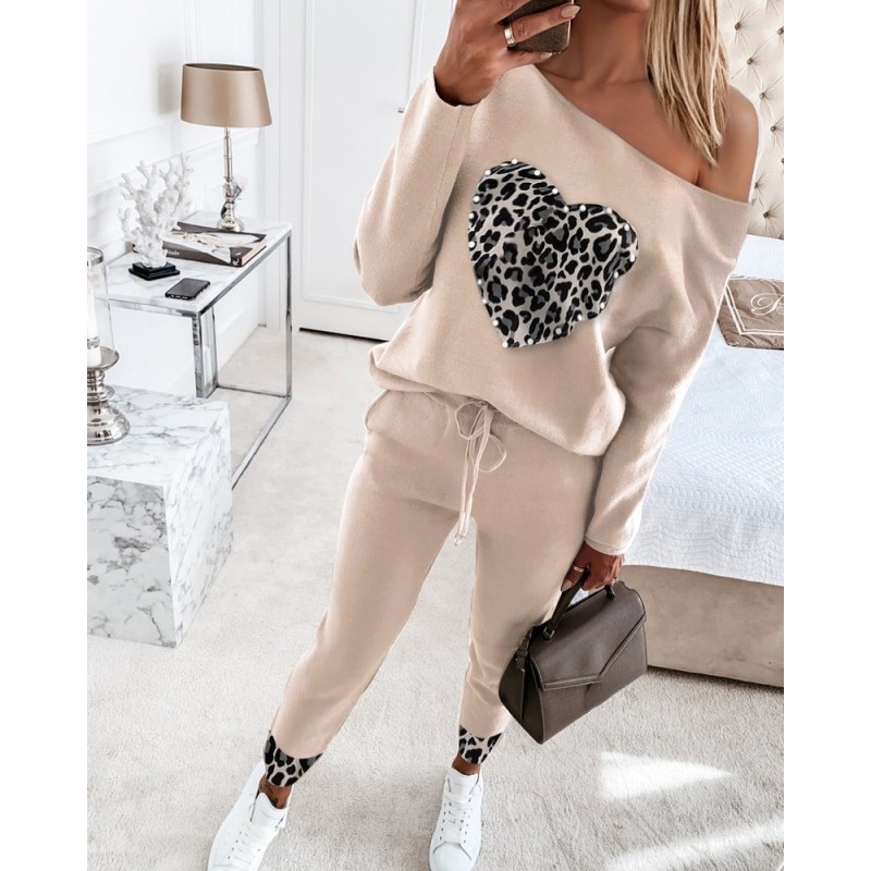 Elegant / sport tracksuit - set with sweater and pants - with heart / beads decorationHoodies & Jumpers