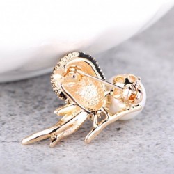 Vintage bird-shaped brooch with pearlBrooches