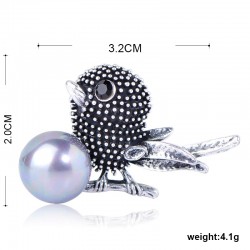 Vintage bird-shaped brooch with pearlBrooches