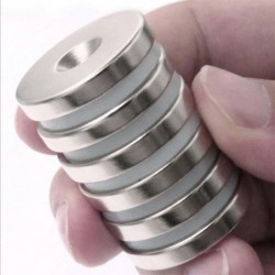 N35 - neodymium magnet - round countersunk - 30 * 4mm - with 5mm holeN35