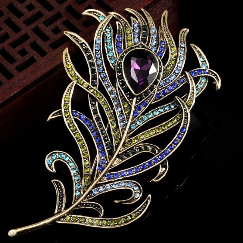 Vintage feather shaped brooch with crystalsBrooches