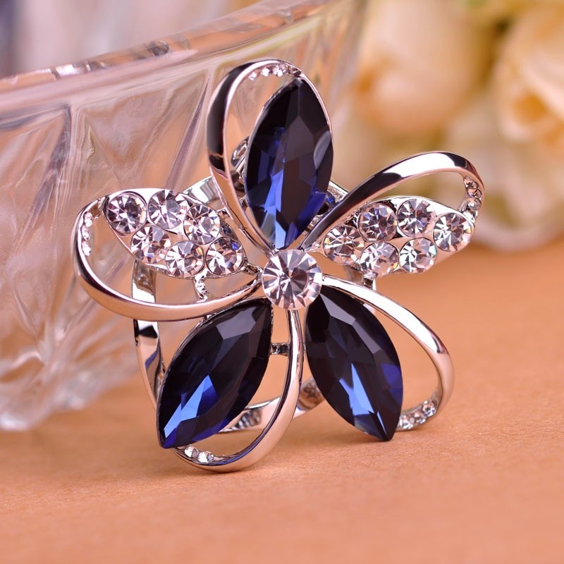 Crystal flower broochBrooches