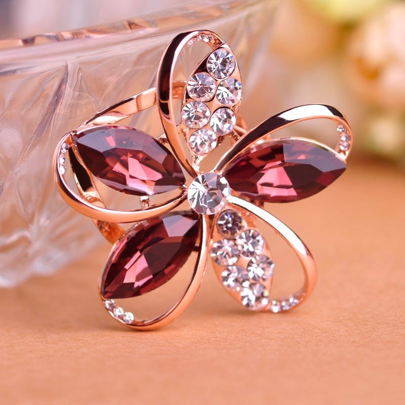 Crystal flower broochBrooches