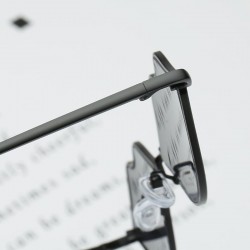 Lips shaped sunglasses with a metal frameSunglasses